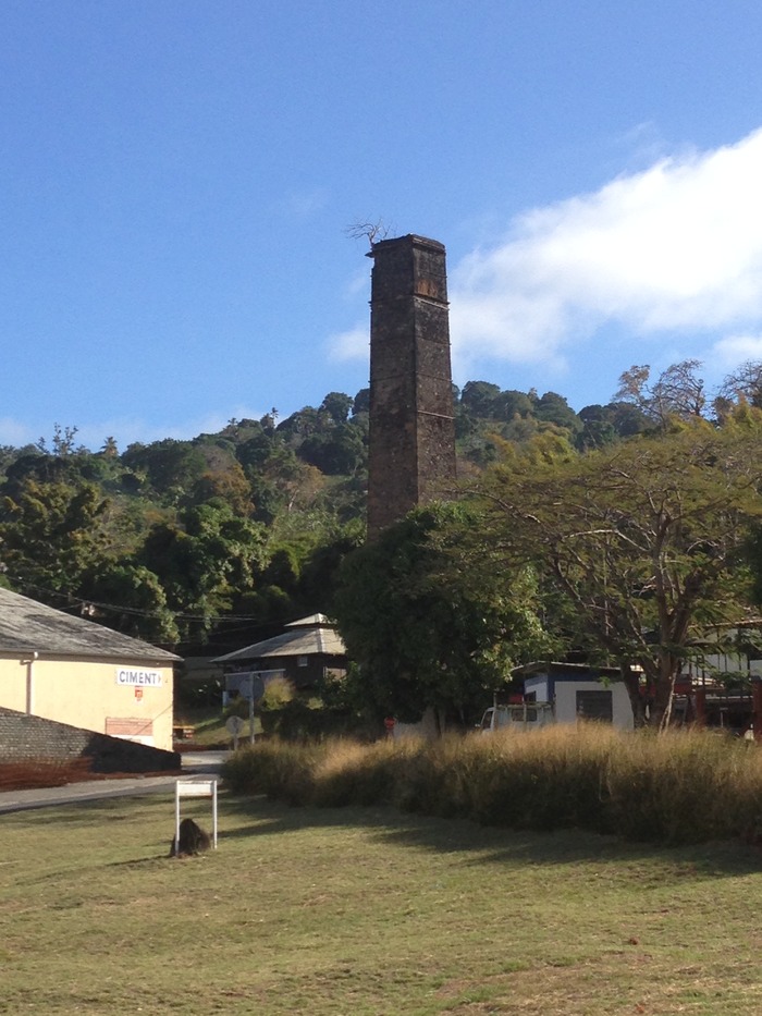 La cheminée de l’ancienne usine sucrière de Cananga Kawéni aux monuments historiques