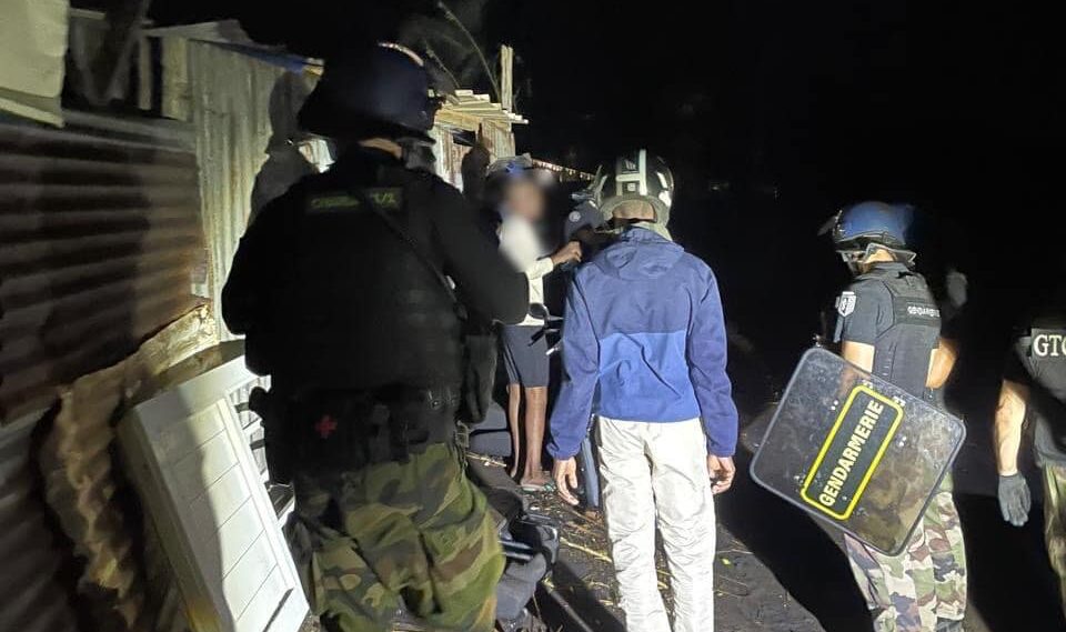 Les gendarmes en mode répression intimident les voyous 