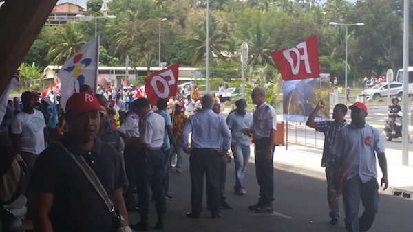 Grève : le comité d’accueil de la ministre en position