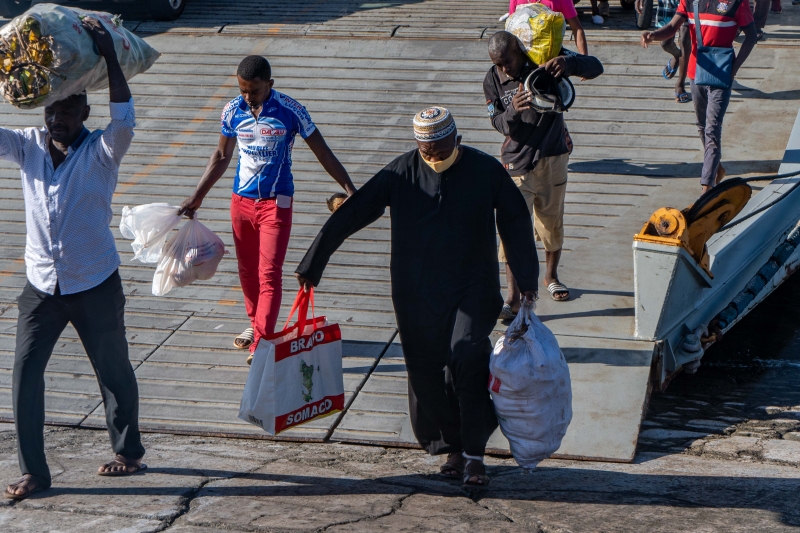 Le port du masque est officiellement devenu obligatoire dans la plupart des lieux publics