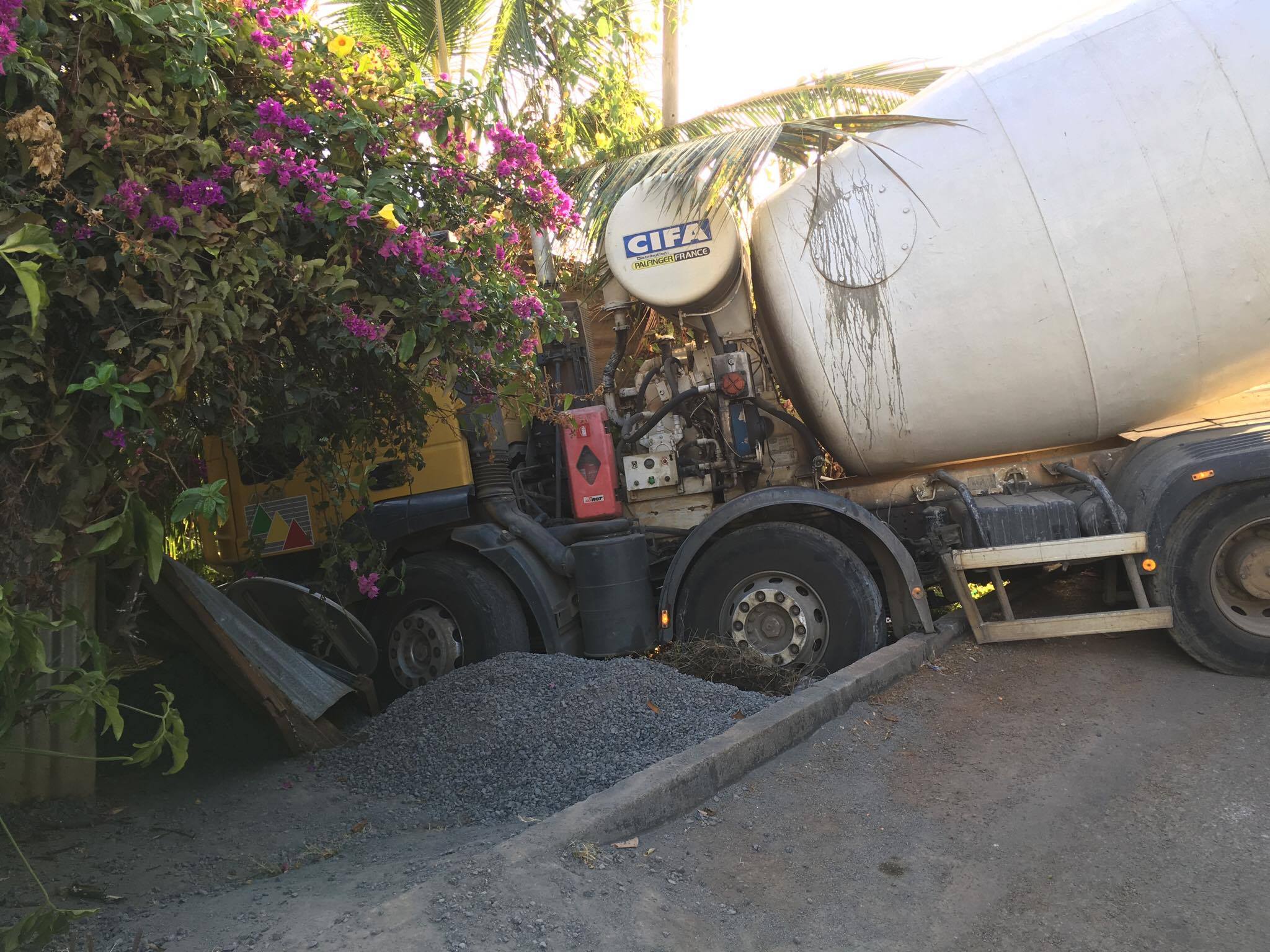 Un camion de chantier fracasse la clôture d’une habitation privée
