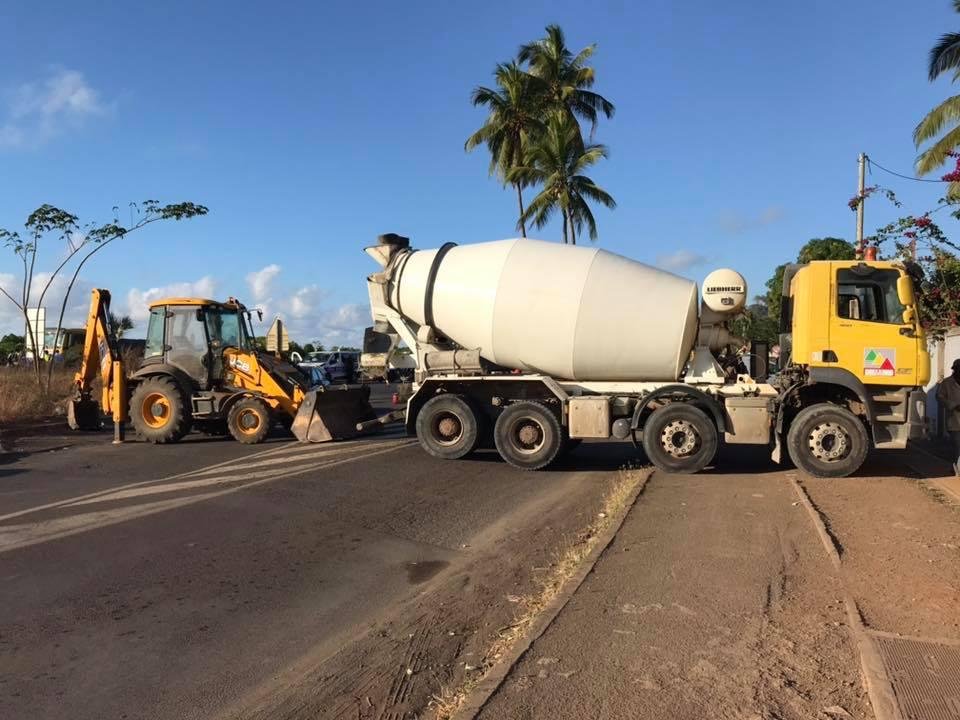 Les agents d’IBS bloquent les ronds-points de l’île