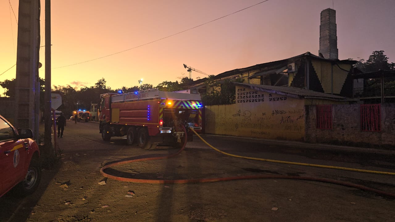 Le Collectif des Citoyens de Mayotte loi 1901 s’indigne de l’incendie du collège de Dzoumogné