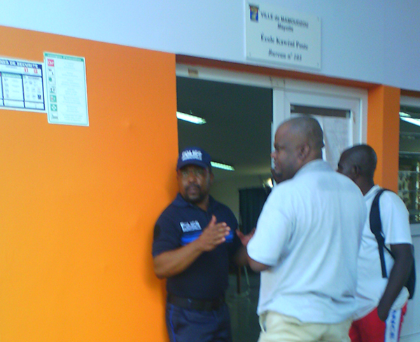 17h18 : Intervention du Maire et de la police nationale à Kawéni Poste