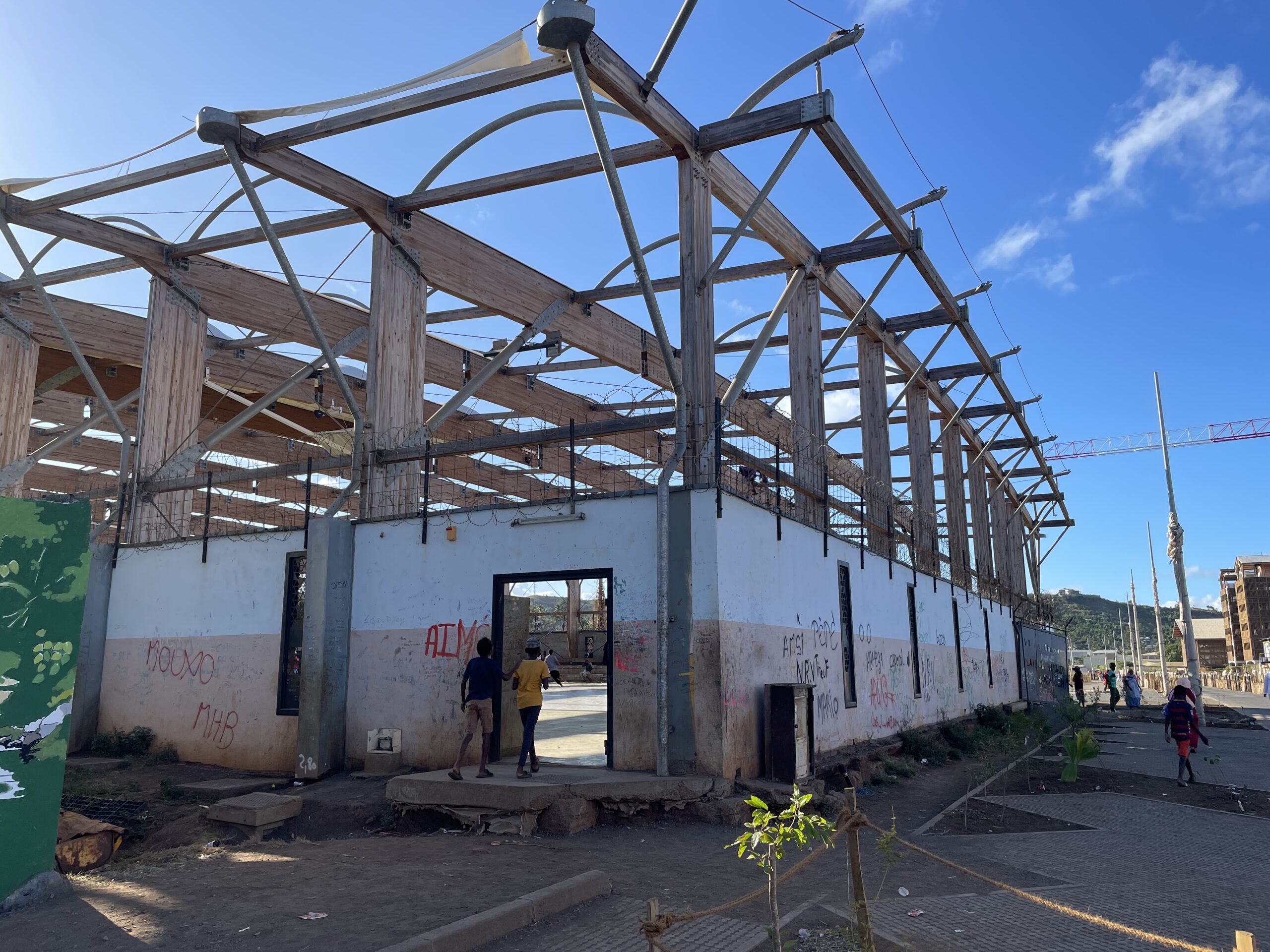 L’adolescent déposé entre la vie et la mort sur la route à Kaweni est décédé