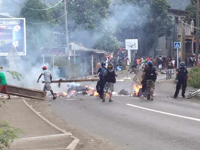 Kaweni : barrage vers le rond-point SFR