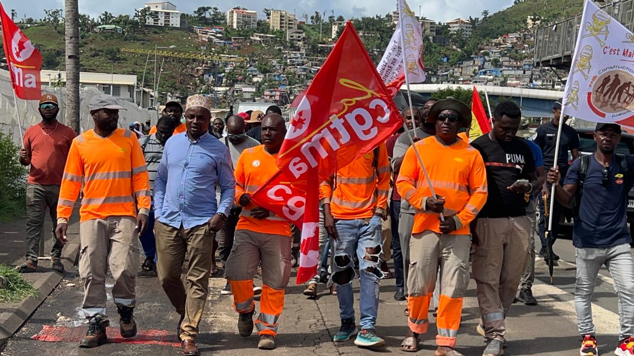 La Poste et Colas manifestent ensemble dans les rue de Kawéni (Vidéo)