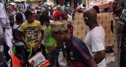 Les règles de distanciation une nouvelle fois jetées aux orties