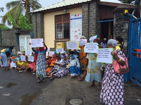 Manifestation spontanée de bouénis devant la préfecture (vidéo)