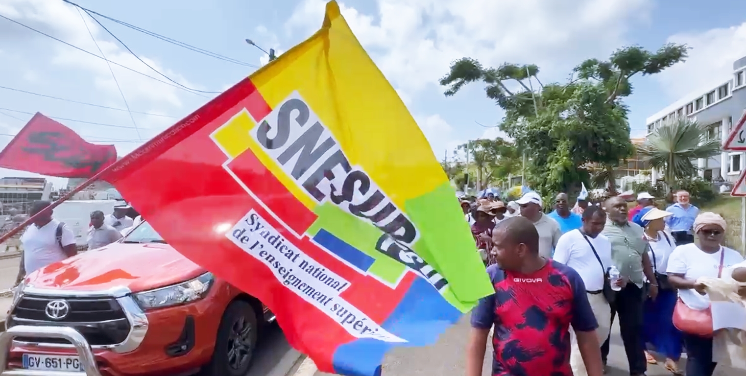 Plus de 1 000 manifestants attendent la ministre de l’Education nationale au lycée des Lumières