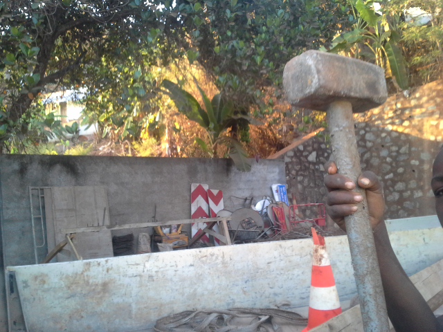 Coconi : ils cassent le mur à la masse pour des ordinateurs et des tickets de barge