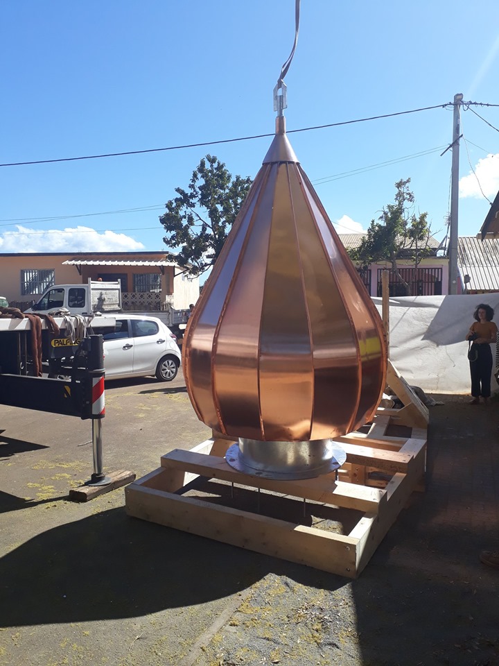 Le bulbe sur le minaret de la mosquée de Tsingoni posé hier