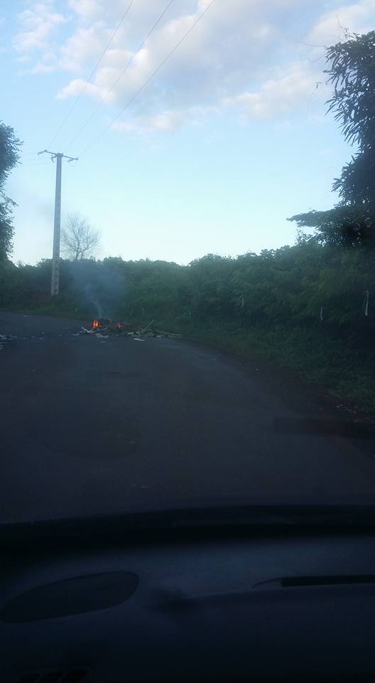 Attention poubelles en feu à Miréréni