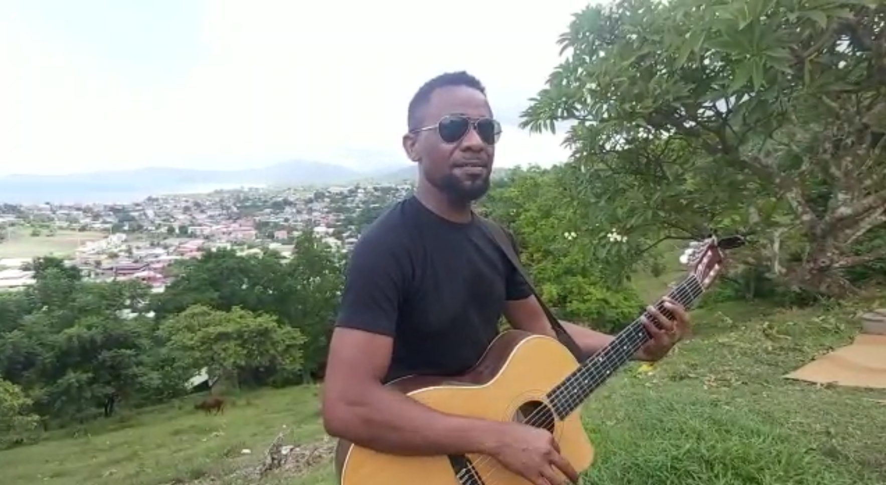 El Had souhaite Mwaha mwéma Kwezi, à la guitare (vidéo)