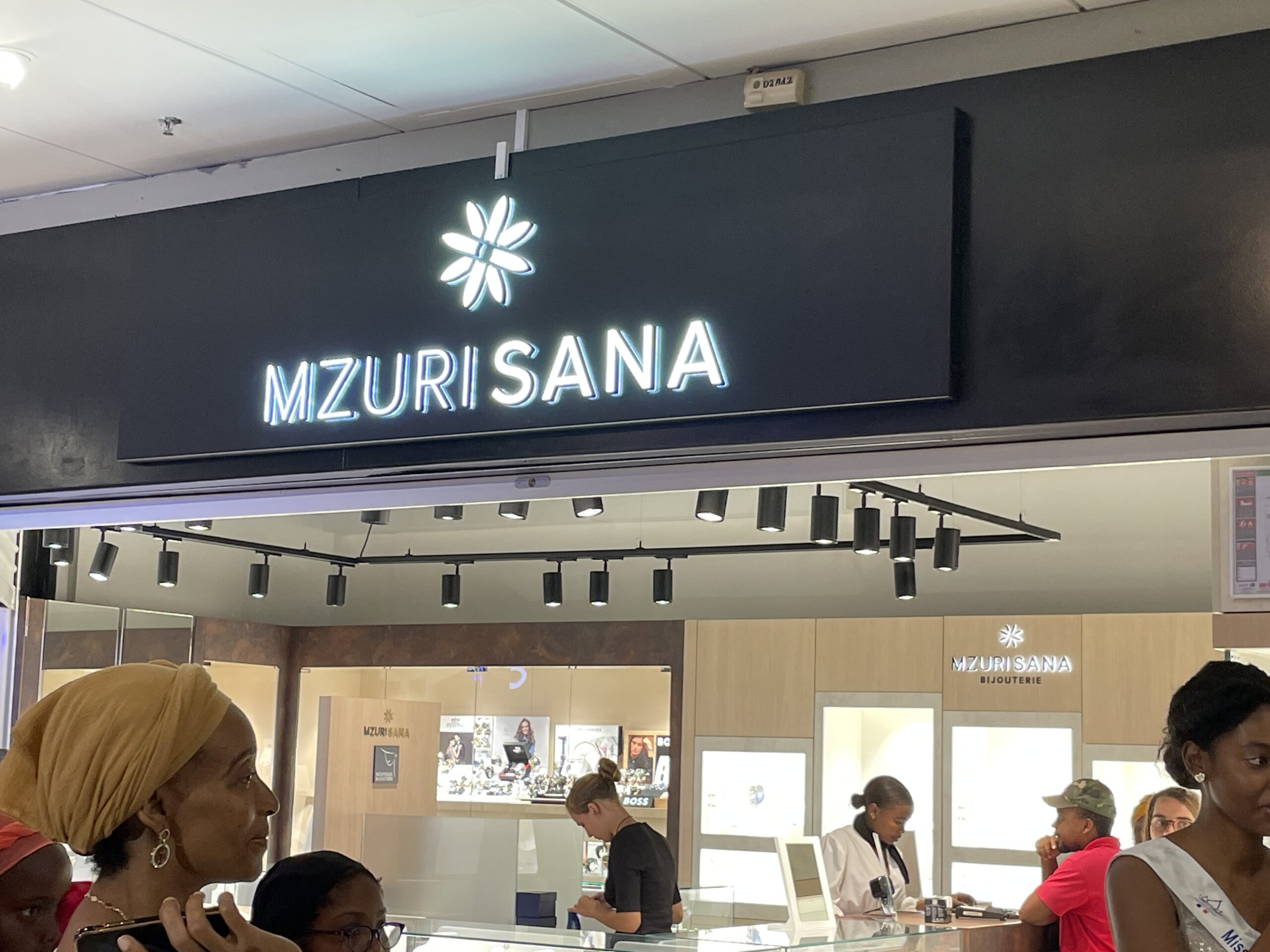 Comme un air de retour à la vie d’avant ? Madora, Swarovski, Mzuri Sana et Adopt réouvrent