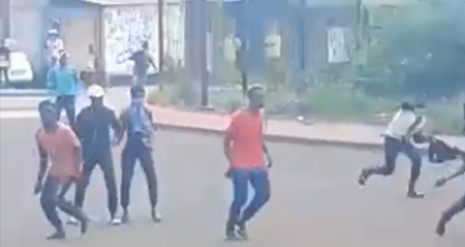 Violents caillassages en cours à Kahani (vidéo)