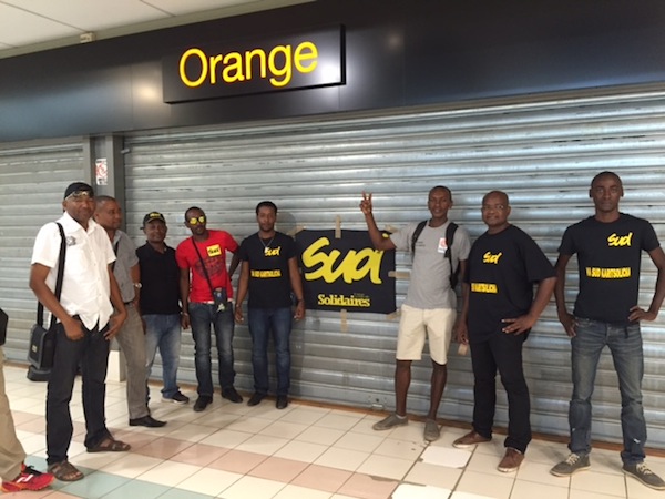 Orange : les grévistes haussent le ton (vidéo)