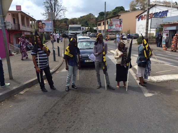 Les “Orange” bloquent le rond-point SFR