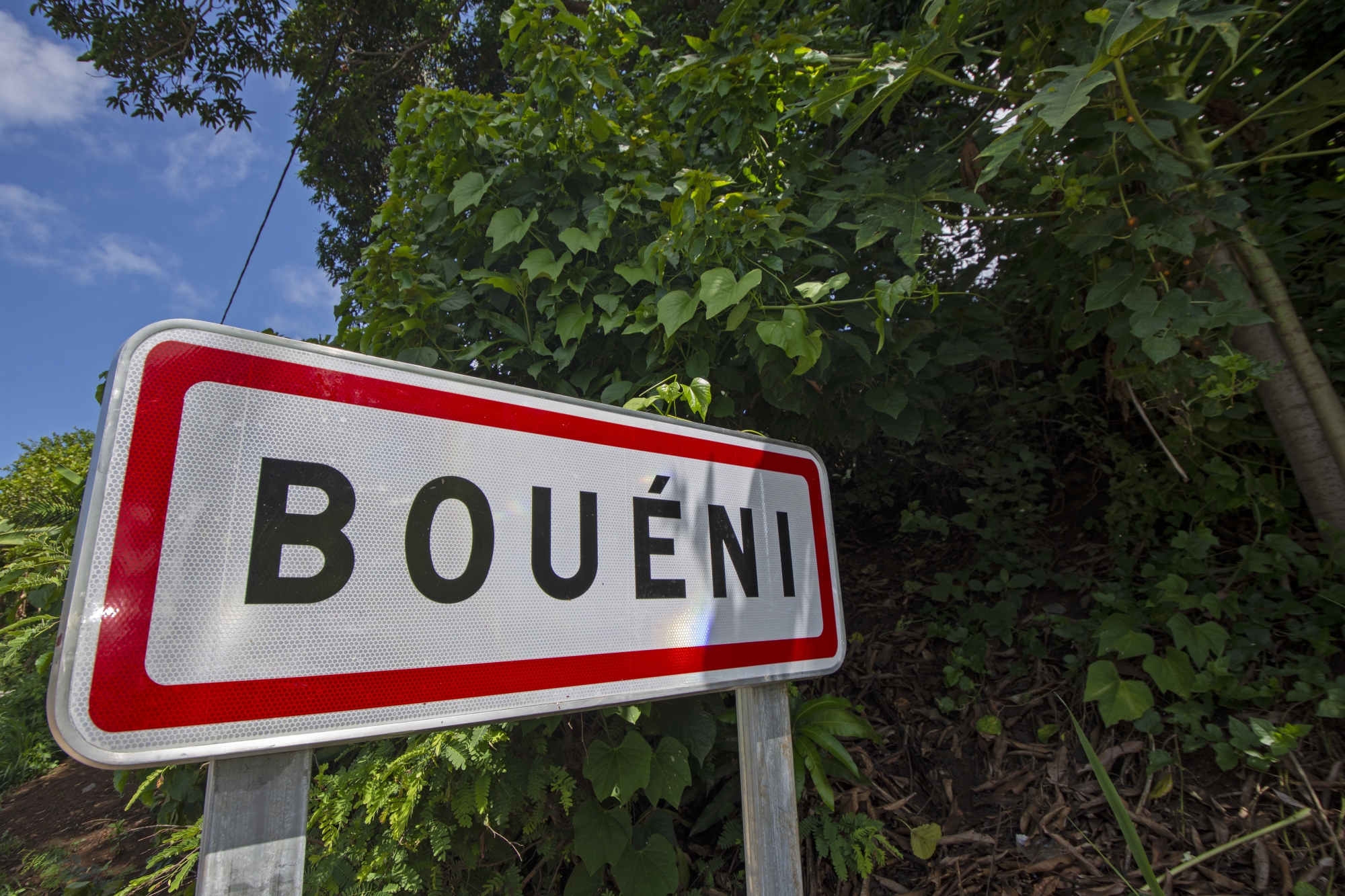 Tensions nocturnes à Bouéni : patrouille de gendarmerie visée