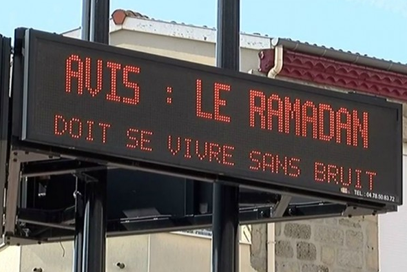 Le panneau de la honte : “le ramadan doit se vivre sans bruit”