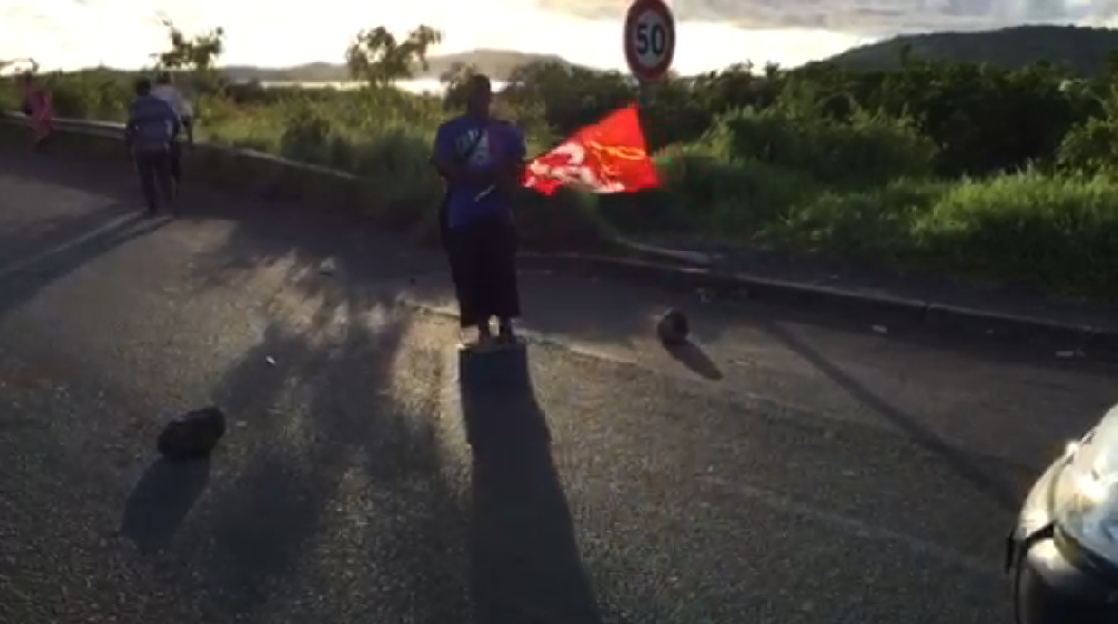 Mise en place du barrage au rond-point de Passamainty (vidéo)