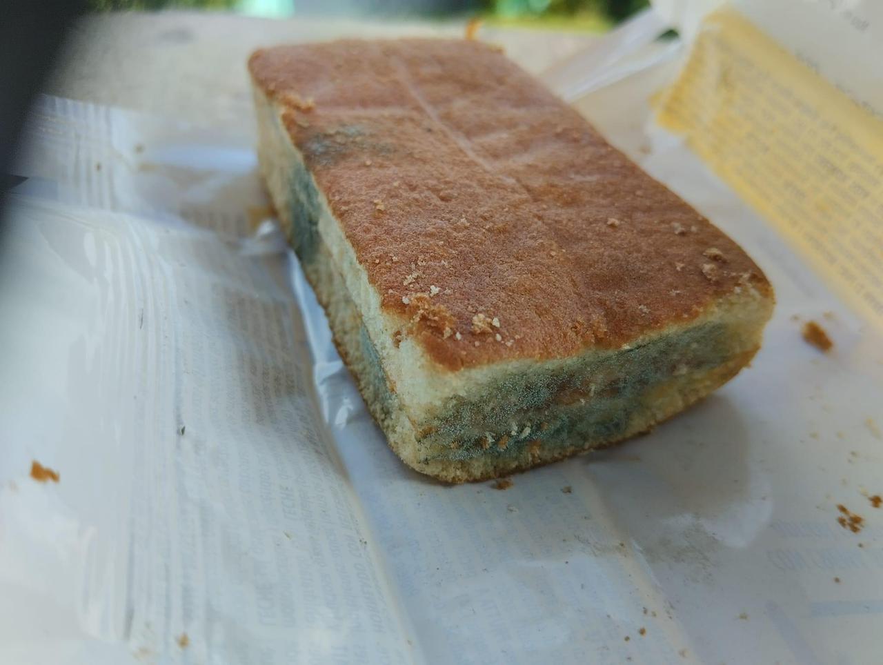 Un gâteau moisi dans la collation scolaire