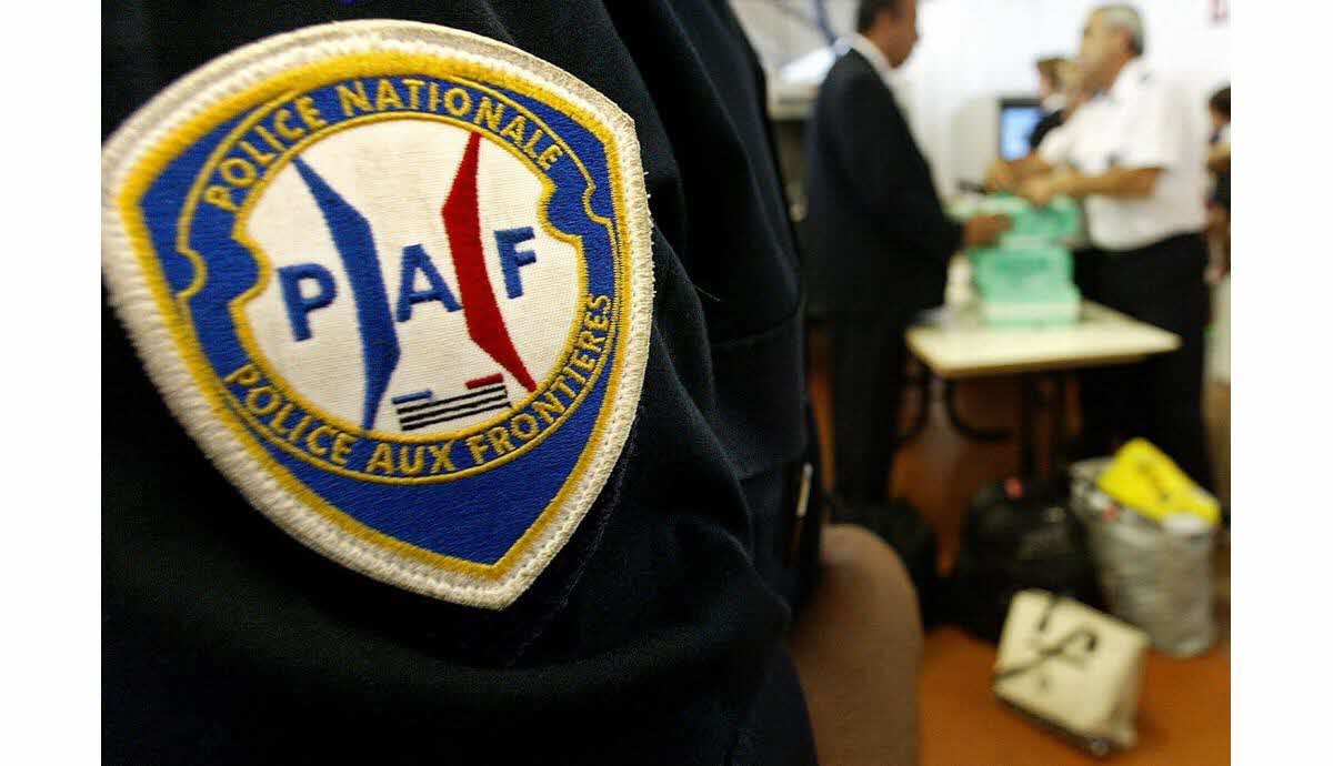 Un contrôle de la police aux frontières devant les locaux de la Cimade ce week end