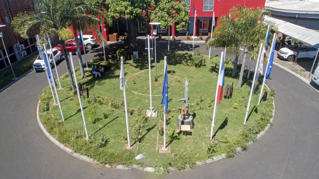 photos des drapeaux dans la cour du cd