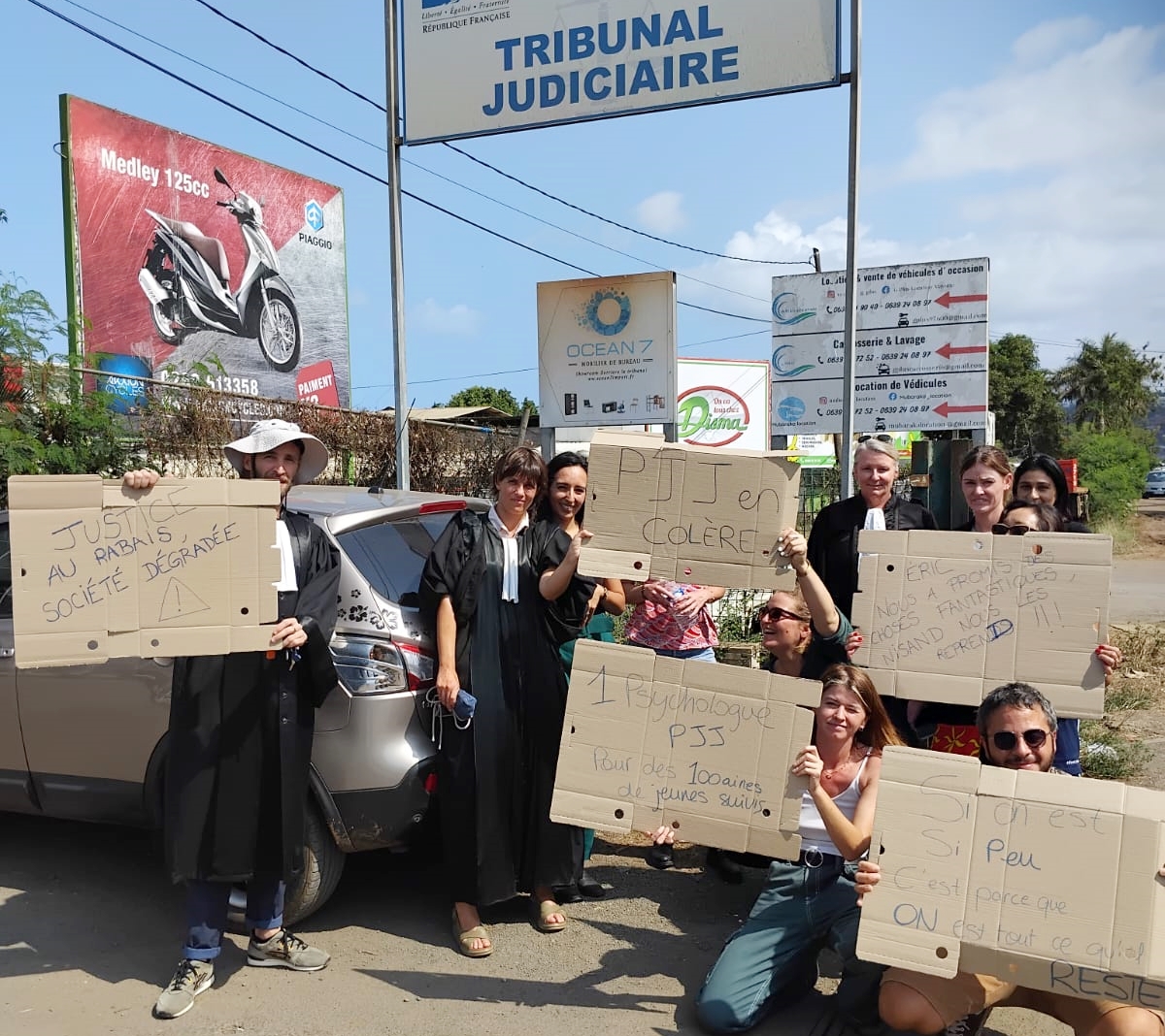 Les agents de la PJJ manifestent devant le tribunal