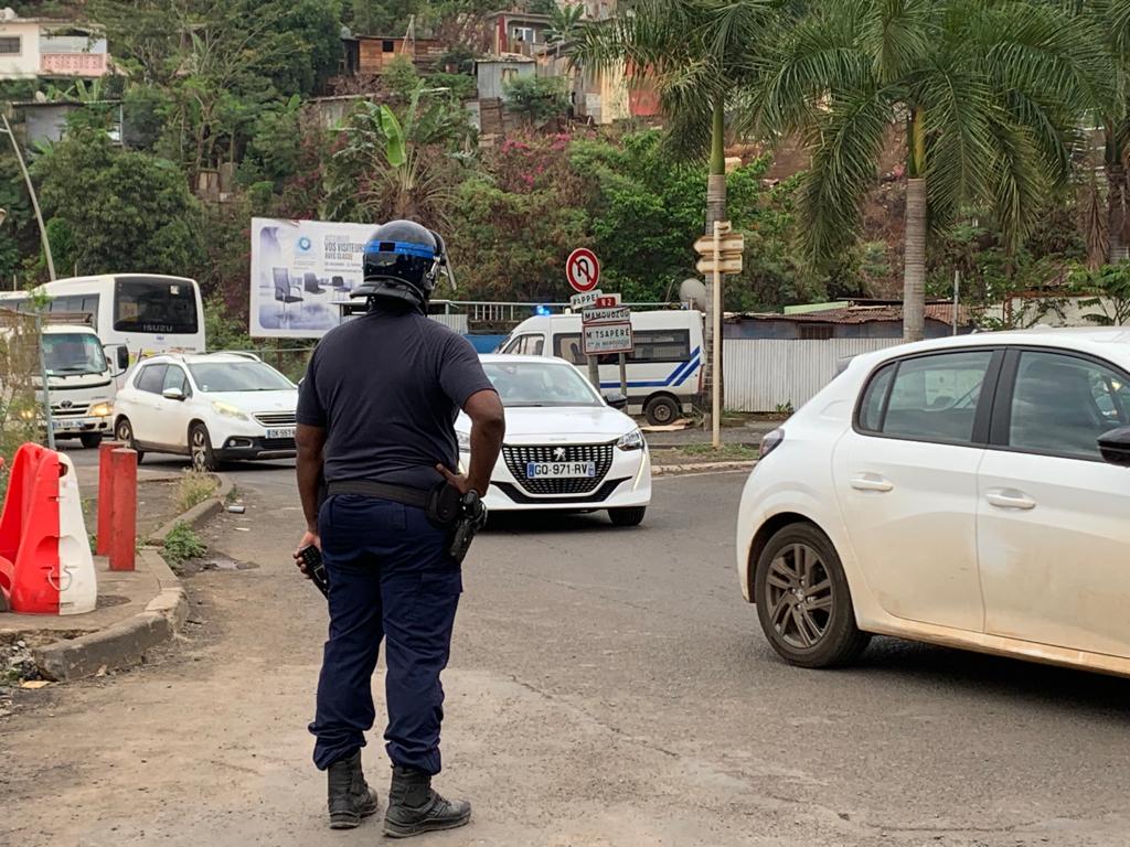 Violences à Mamoudzou : Deux policiers agressés, des barrages signalés, et un usage d’arme