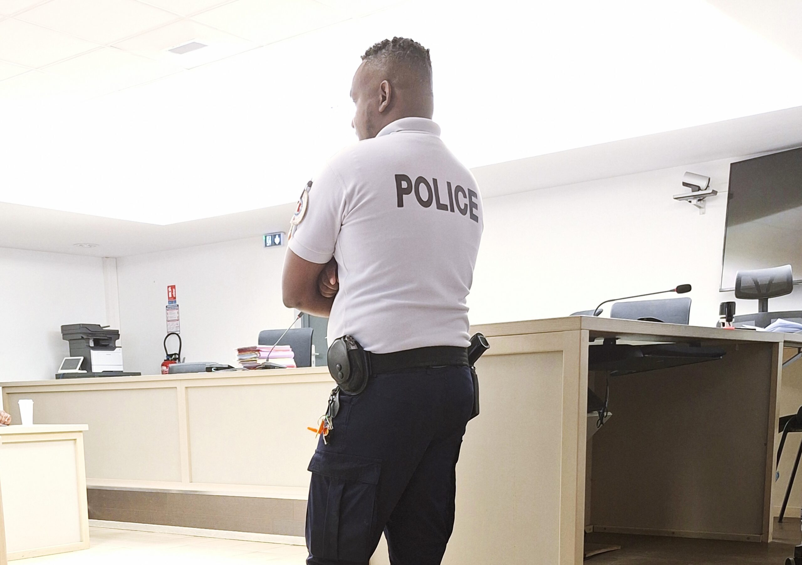 Un vacancier perd son permis de conduire après avoir heurté une voiture de police