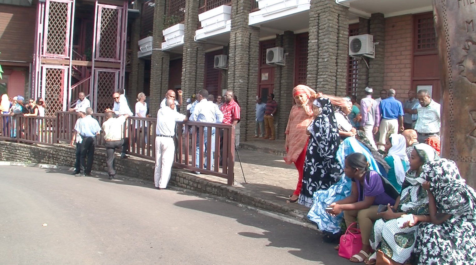 Les agents de la préfecture débrayent (vidéo)