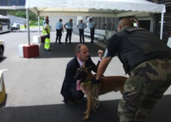 Le préfet participe à l’opération de contrôle sur la plate-forme aéroportuaire