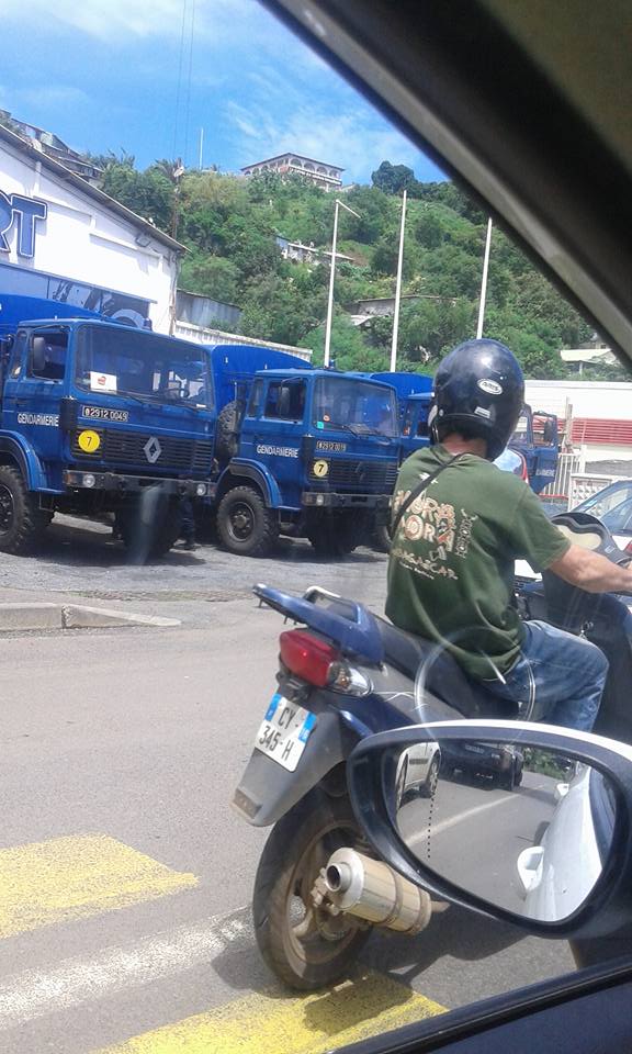 Gendarmes en faction au rond-point dit SFR