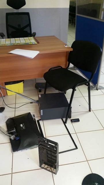 CAF : Un homme entre et casse tout (10 photos)