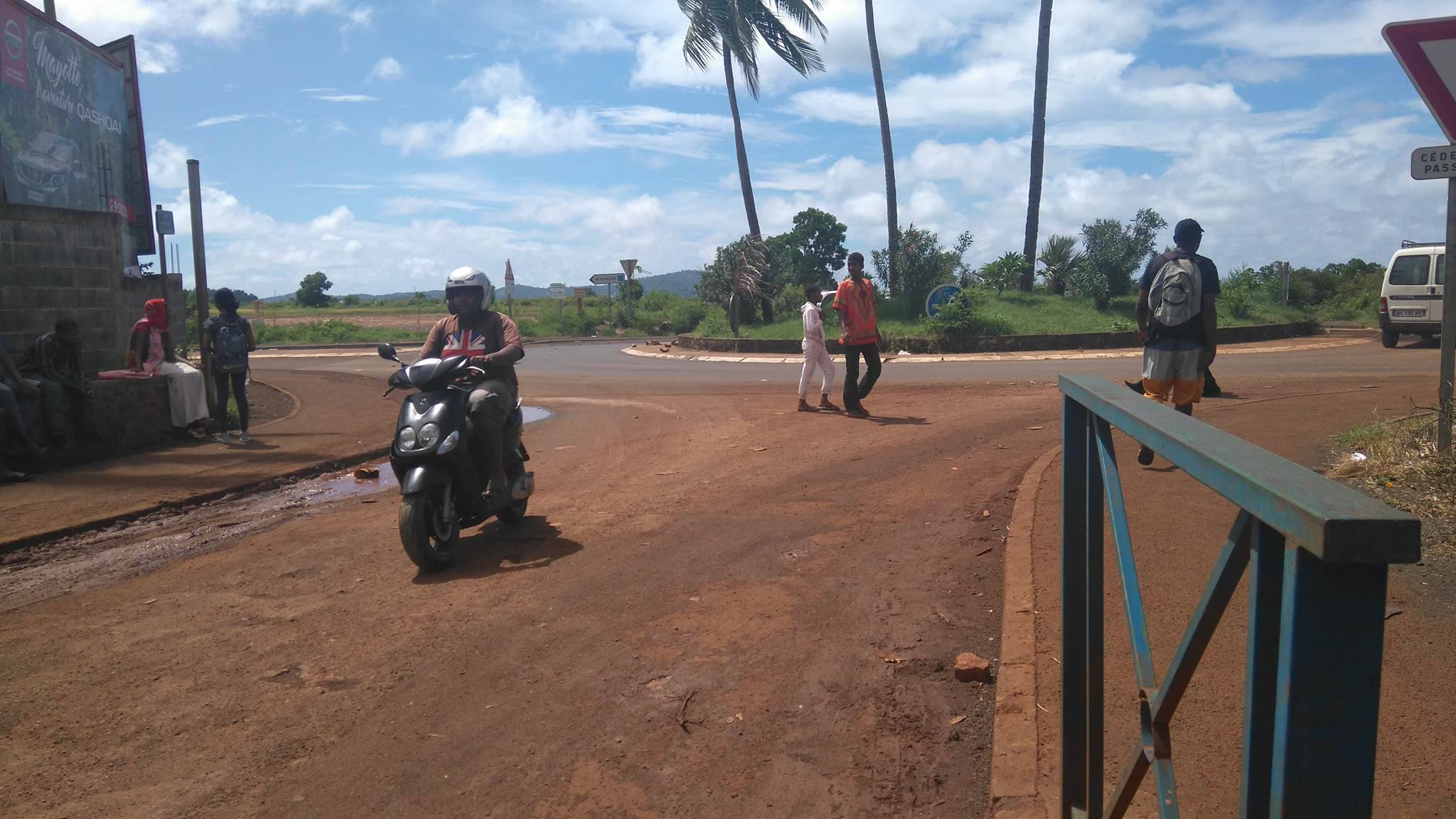 Violents affrontements au rond-point de Doujani