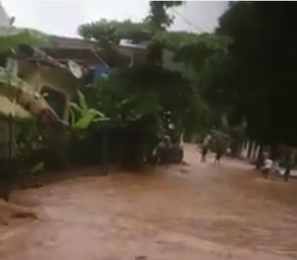 La route de Chiconi est coupée (vidéo)