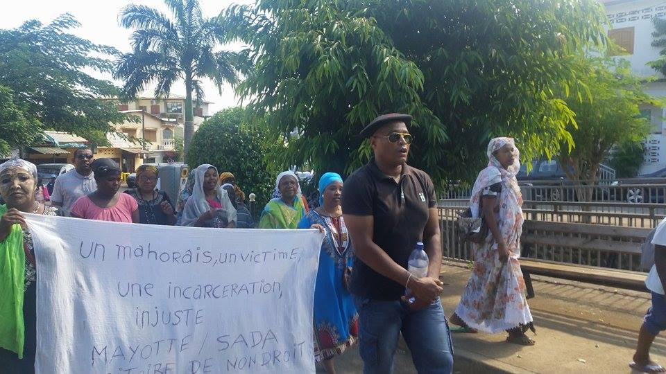 Marche “noire” à Sada (vidéo)