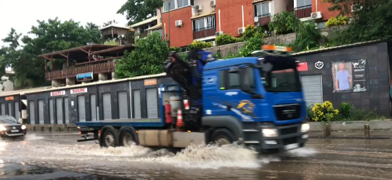 Vidéo : la pluie inonde les rues de Mayotte
