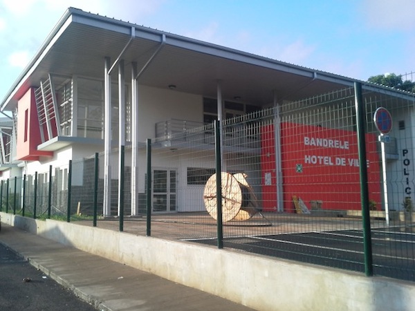 L’école de Bandrélé fermée en soutien à l’inspectrice jugée ce matin