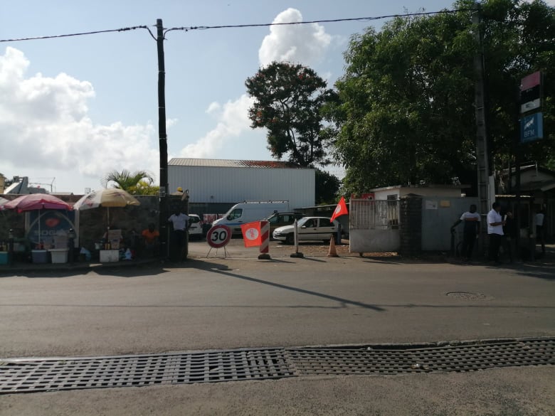 Des salariés de la Sogea réunis ce matin avant l’arrivée possible du directeur régional Sogéa Océan Indien