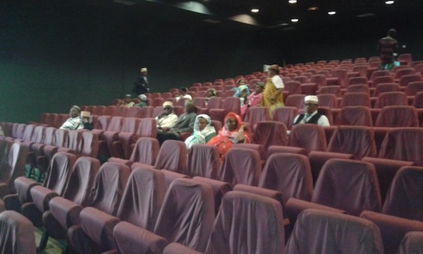 Bandraboua : les jeunes accompagnent leurs ainés au cinéma