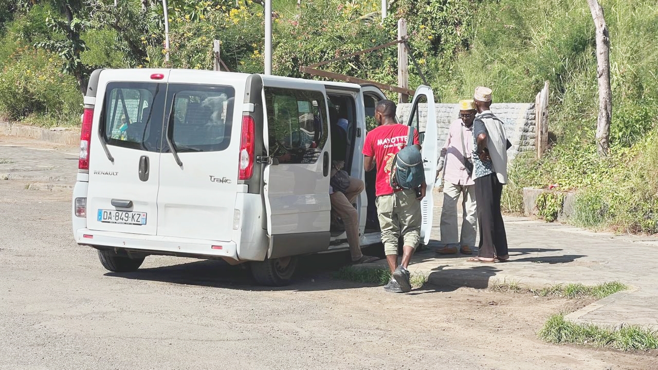 Tensions autour des voies réservées au Caribus : les chauffeurs de taxi veulent y avoir accès