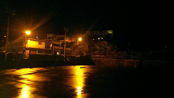 Le terrain de basket de Cavani dans le noir