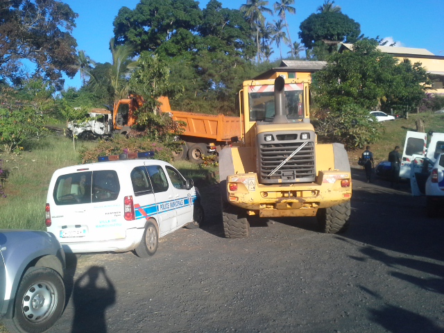 Opération coup de poing : tractopelle sur place