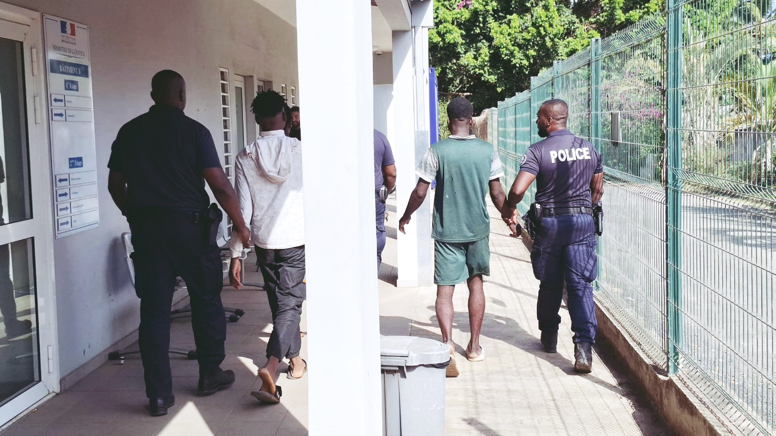 Le procès renvoyé : trois jeunes de Vahibé placés en détention provisoire