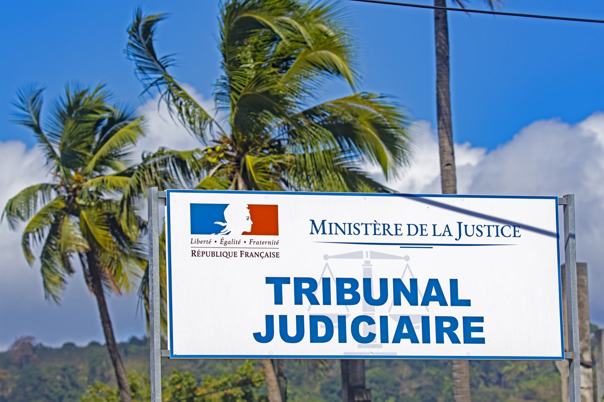 Clandestin  et coupable de violence conjugales, il n’est pas éloigné pas plus que sa compagne, ESI aussi