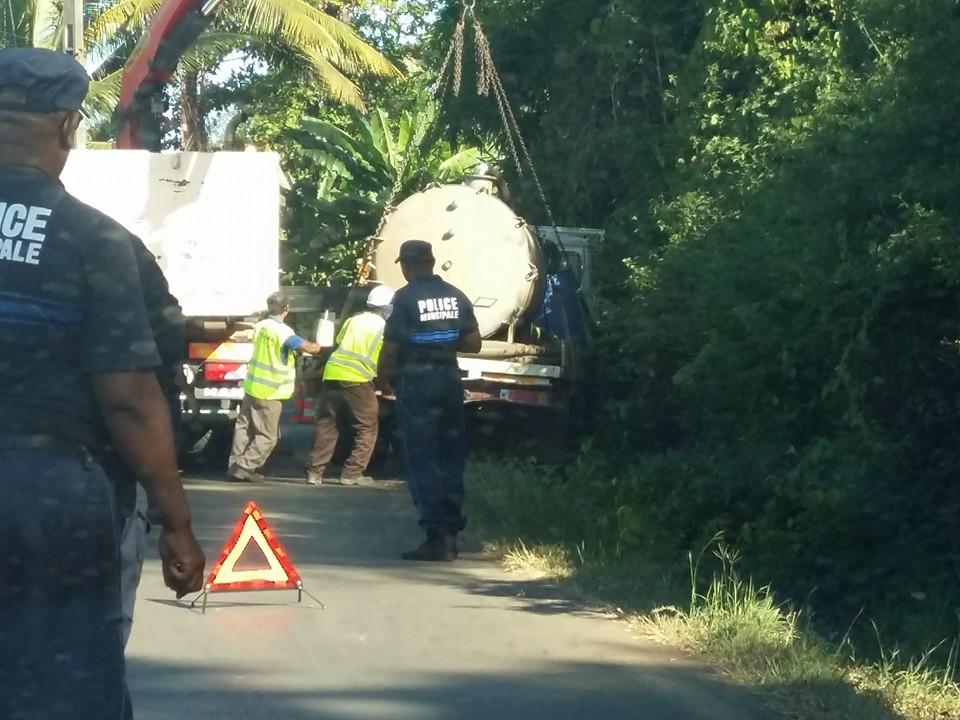Tsoundzou après le pont : circulation bloquée