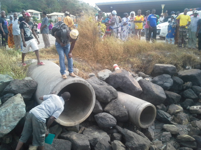 Pourchassé par la police, il se cache dans le tuyau d’égoût