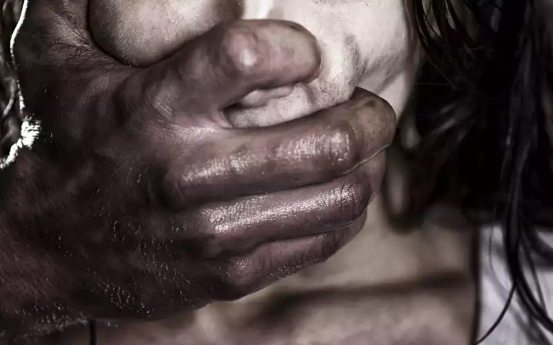 16 ans, elle subit un viol par 4 jeunes hommes qu’elle connaissait